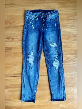 Judy Blue Distressed Skinny Jeans in Faded Blue with Paint-Splatter
